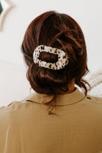 Load image into Gallery viewer, Teletie Blonde Tortoise Round Flat Clip
