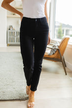 Load image into Gallery viewer, Judy Blue Midrise Black Slim Fit Jeans 88756
