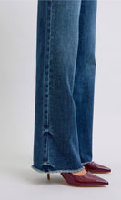 Load image into Gallery viewer, Judy Blue Wide Awake Jean
