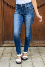 Load image into Gallery viewer, Judy Blue Slim Fit 82428
